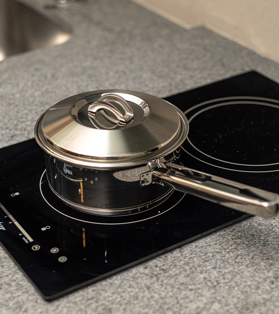 Cooktop com panela na cozinha da Suíte Master