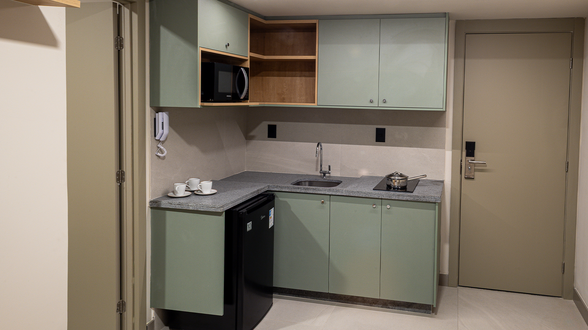 Cozinha compacta e equipada da Suíte Master
