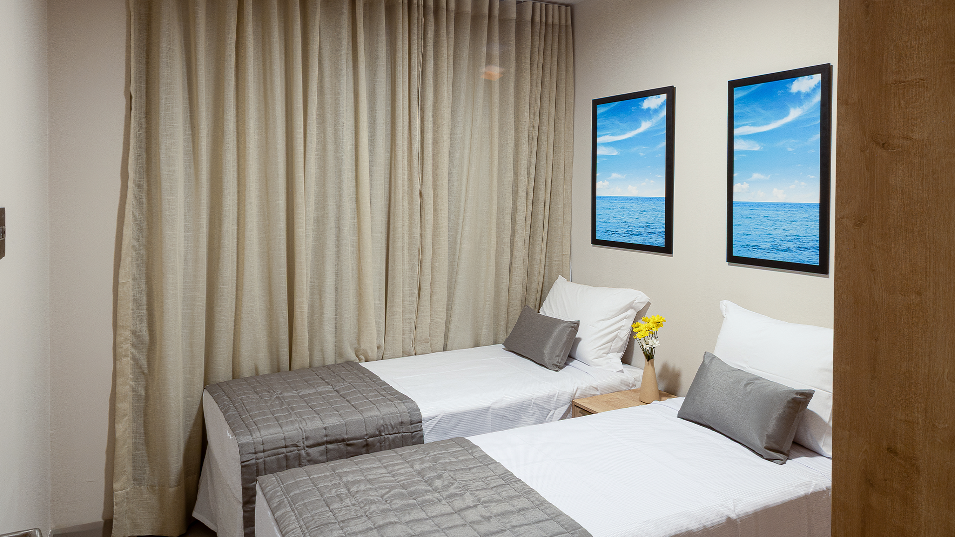 Quarto com duas camas da Suíte Família