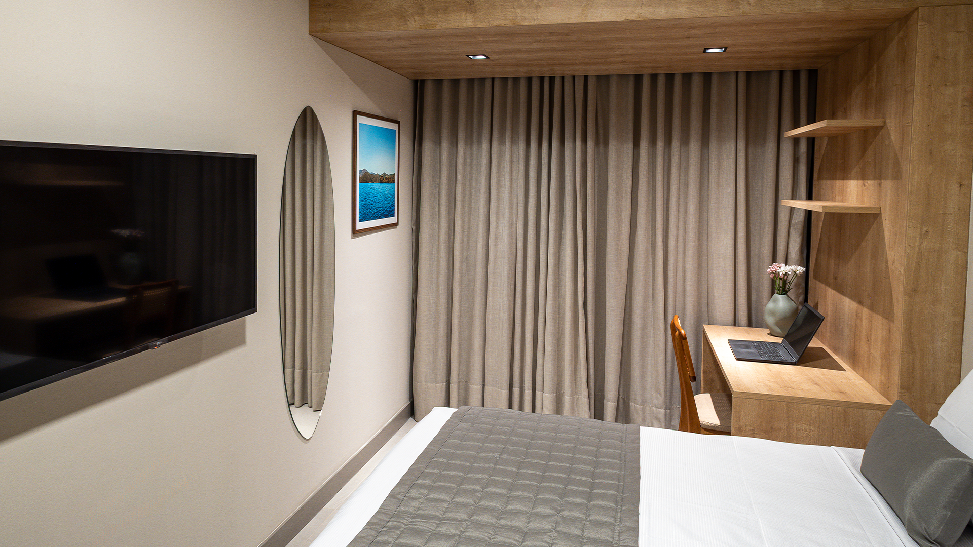 Quarto da Suíte Master com TV e escrivaninha