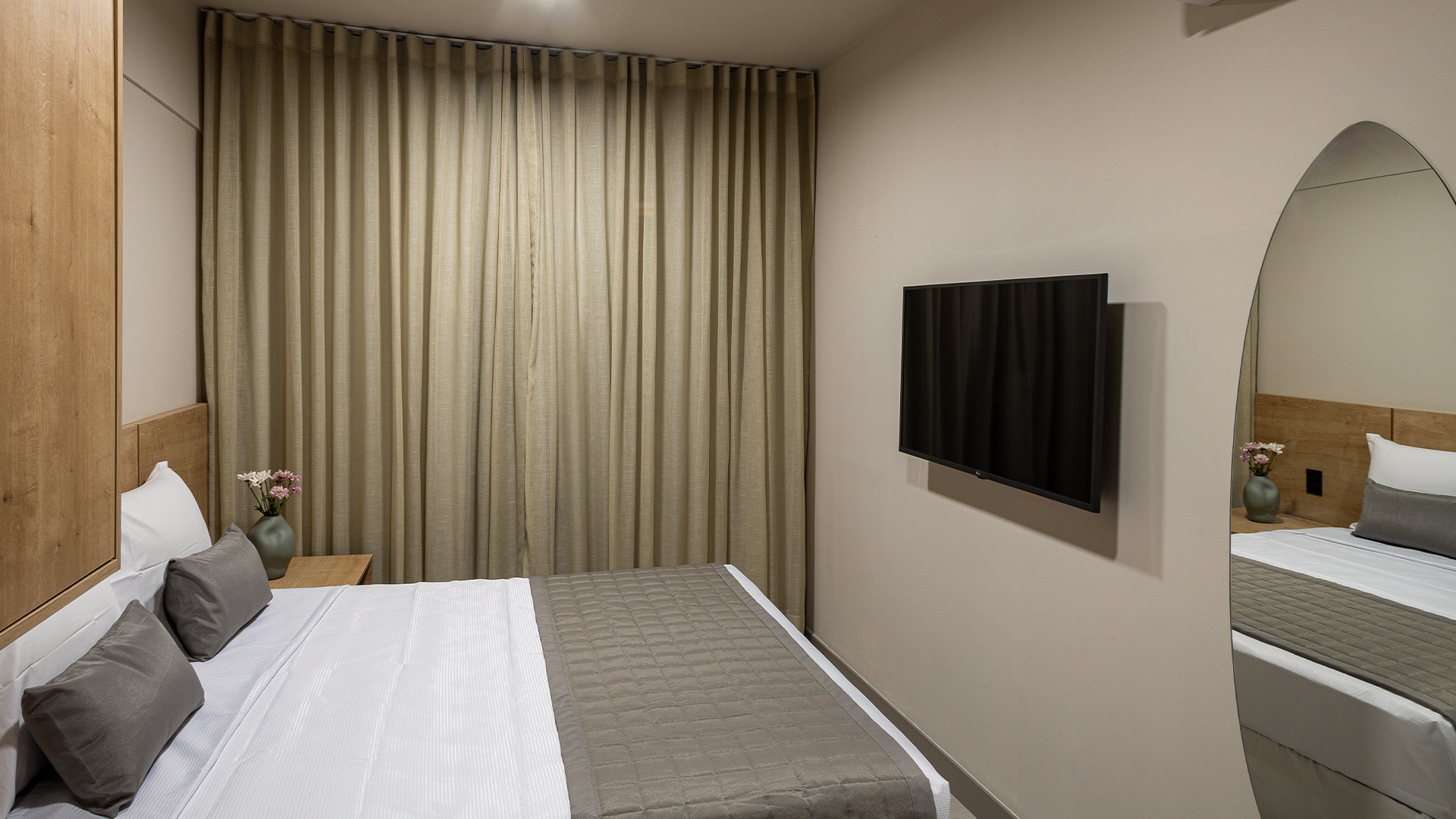 Quarto de casal com TV da Suíte Família