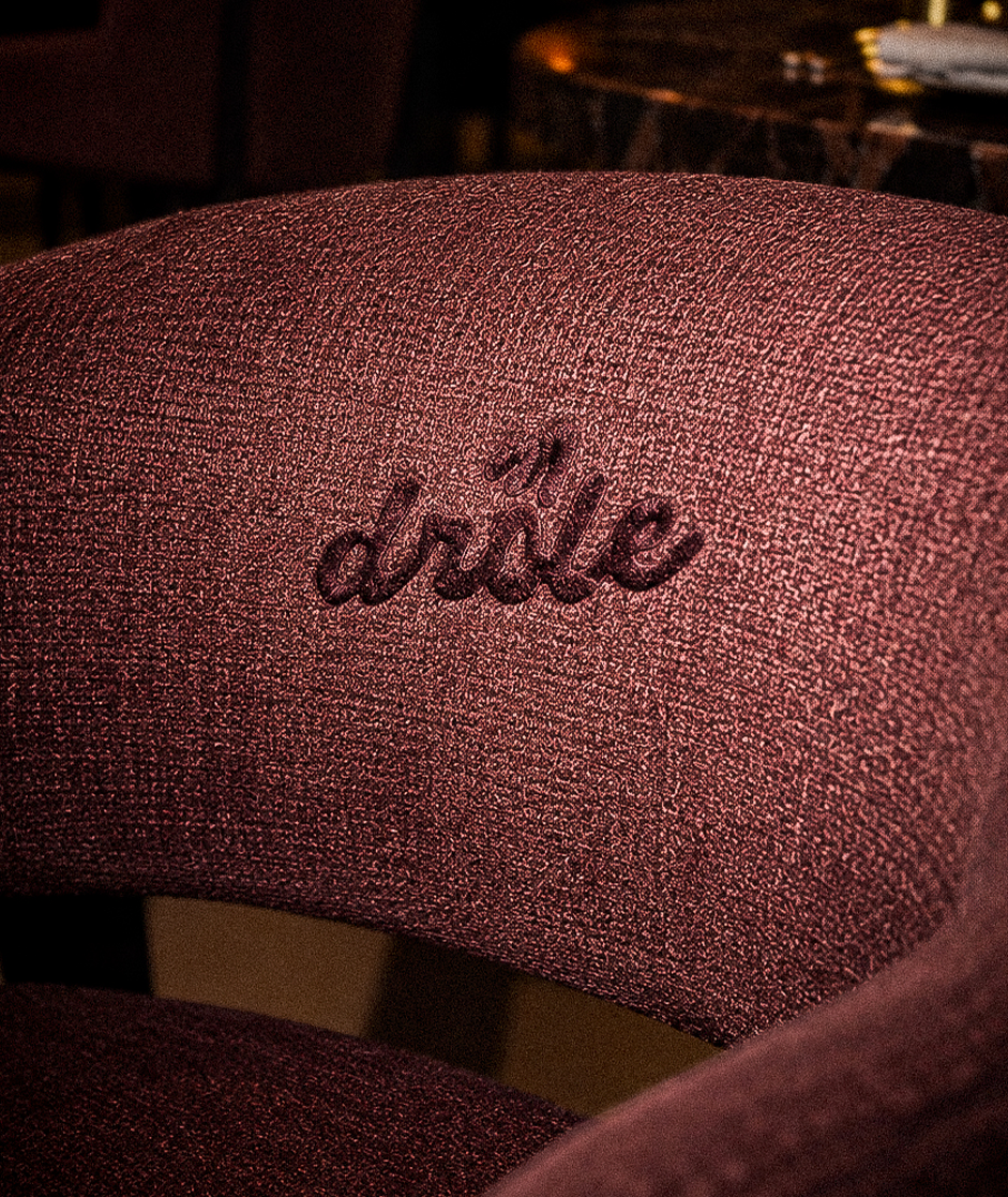 Drôle — logotipo bordado no estofado