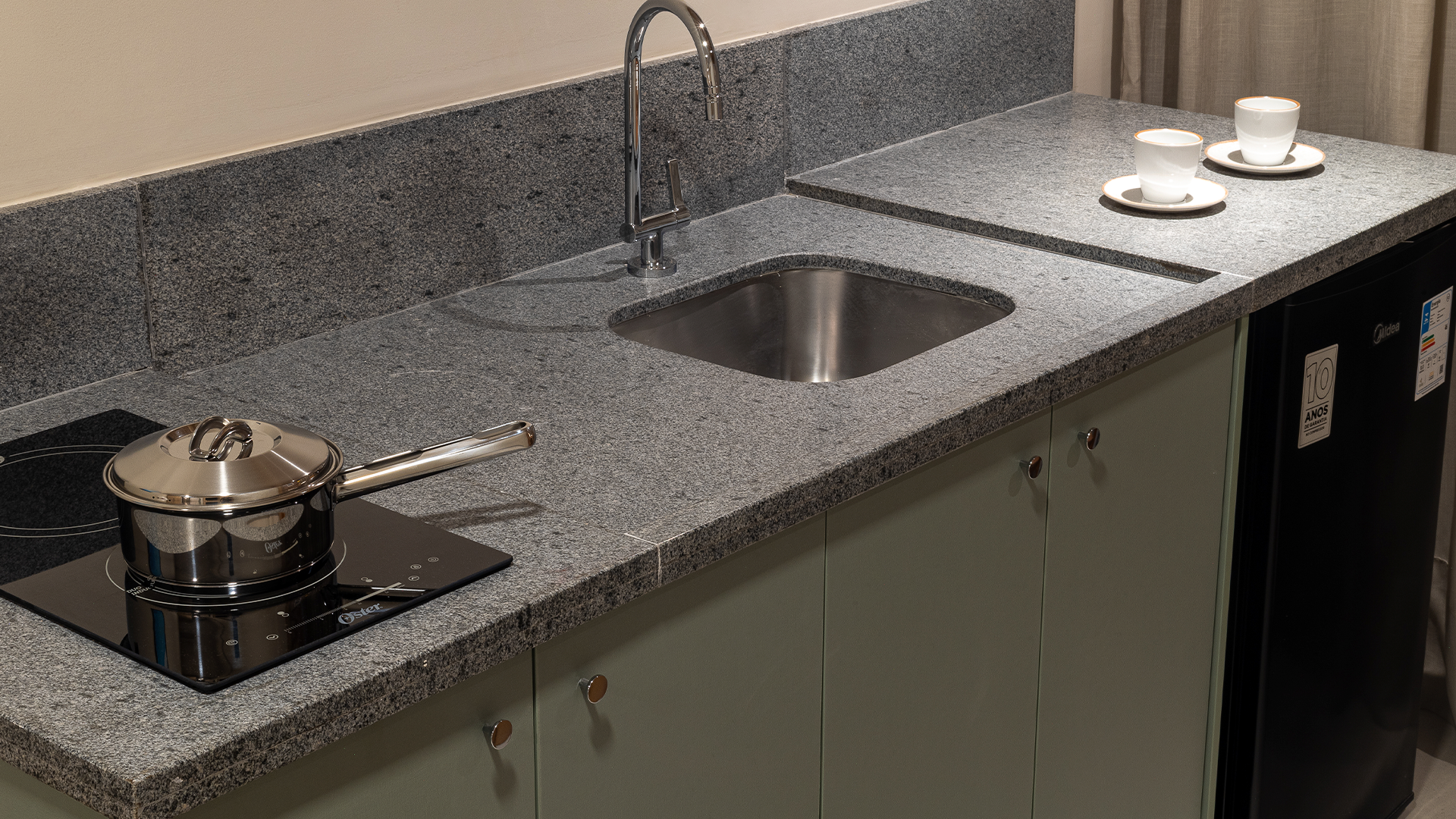 Cozinha compacta e equipada com cooktop