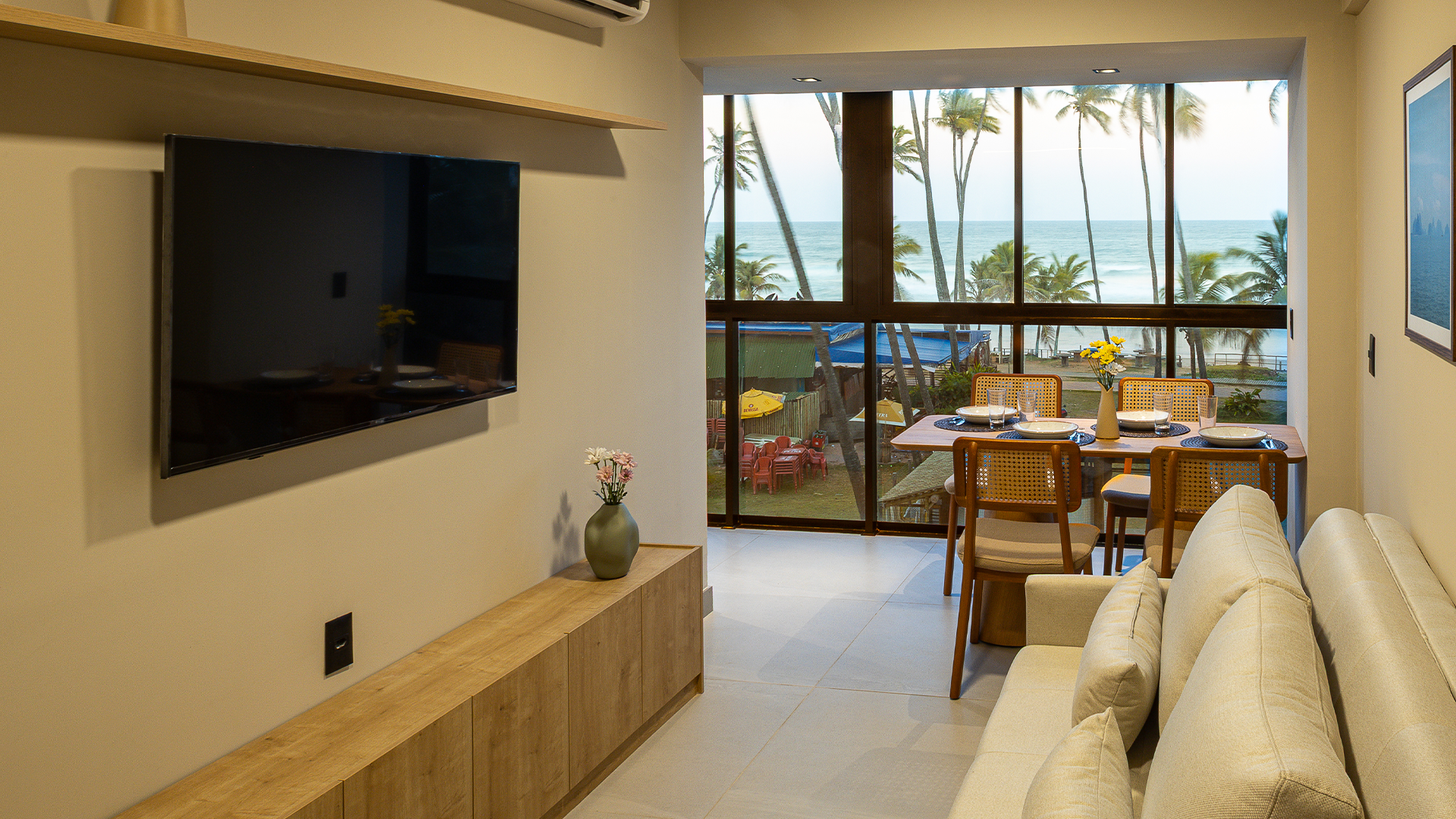 Sala integrada com vista da Suíte Família