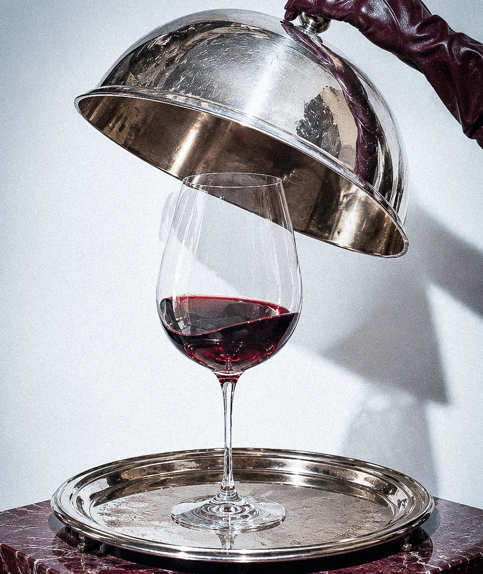 Drôle — taça de vinho sob cloche prateada