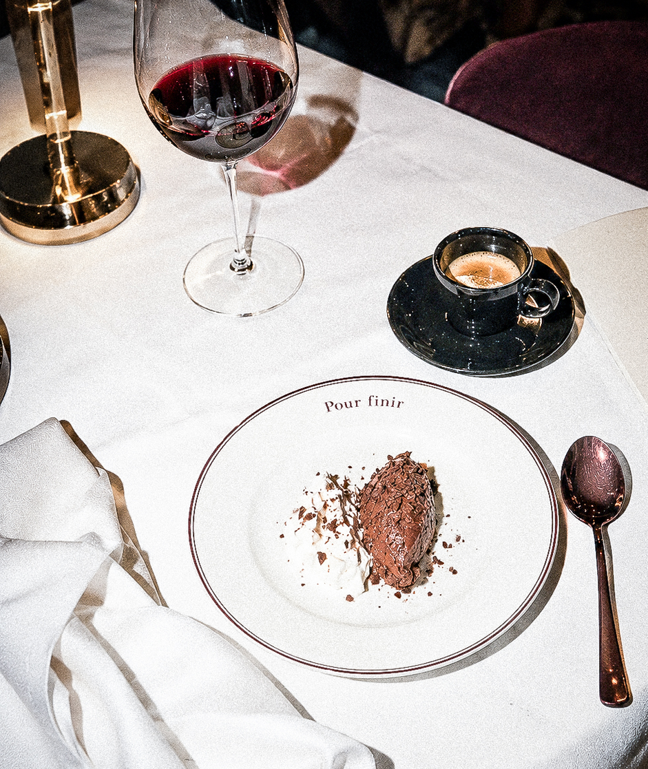 Drôle — sobremesa Pour finir e taça de vinho