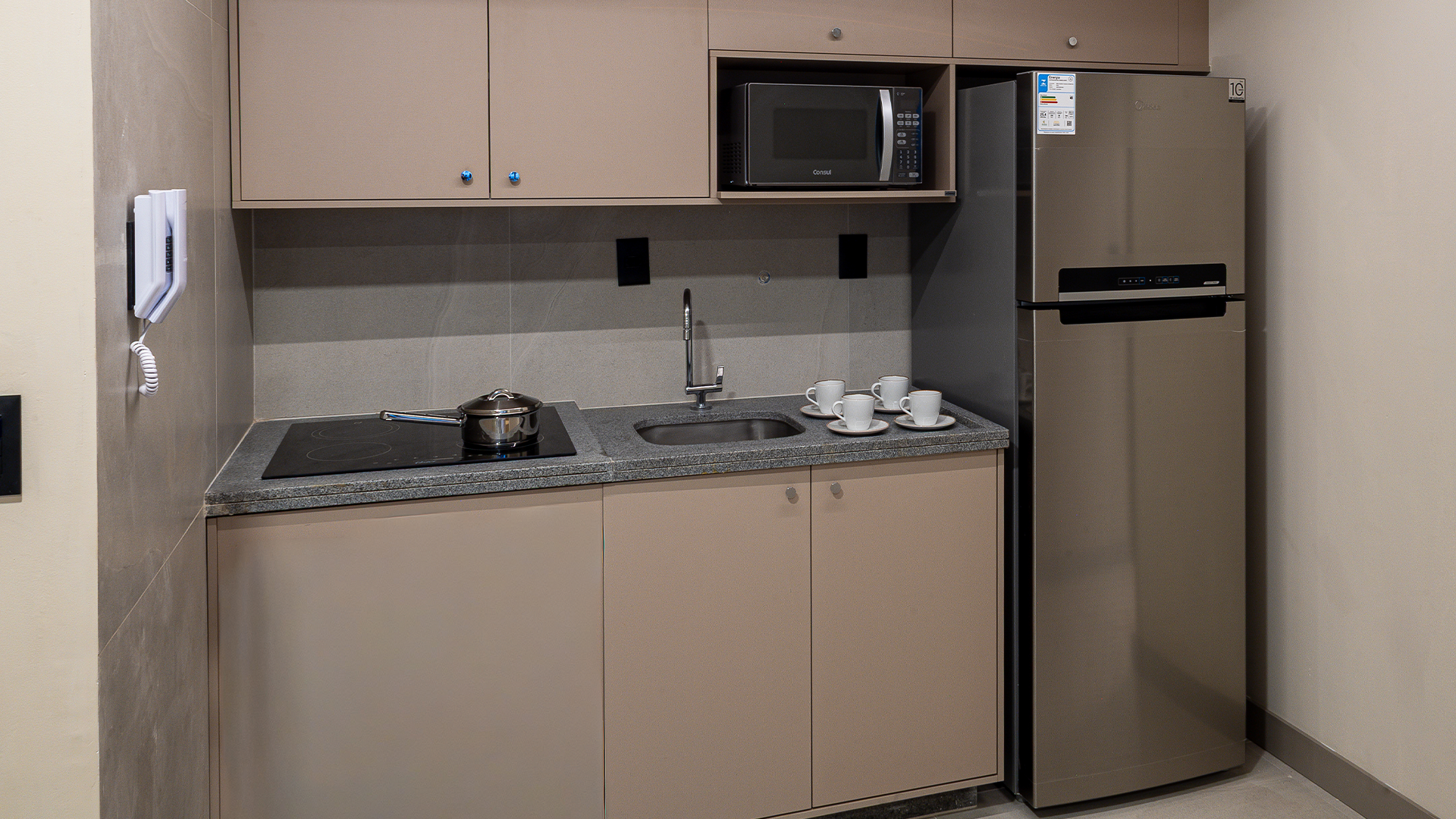 Cozinha compacta e equipada da Suíte Família