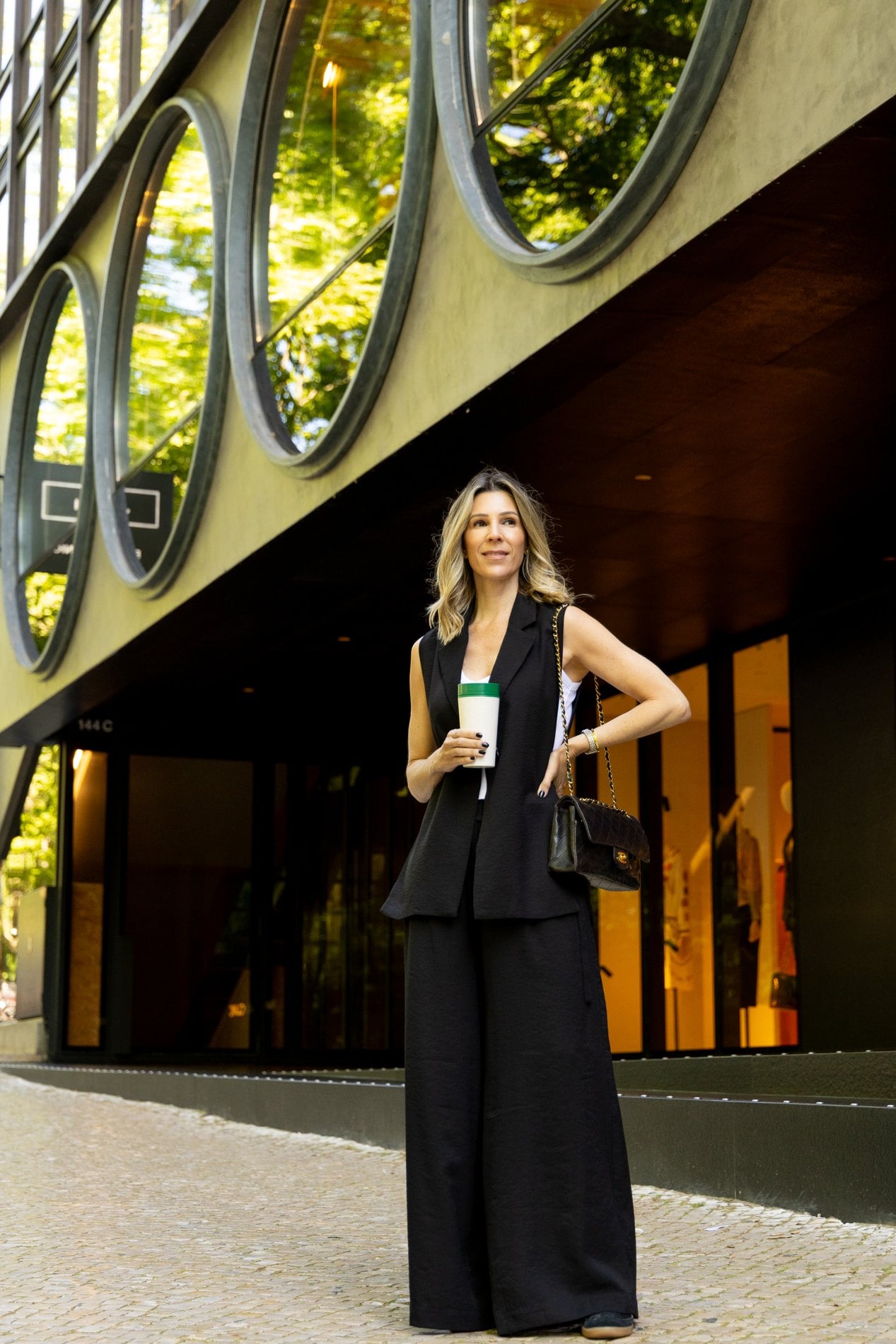 Marina Gazolla con un conjunto negro de sastrería