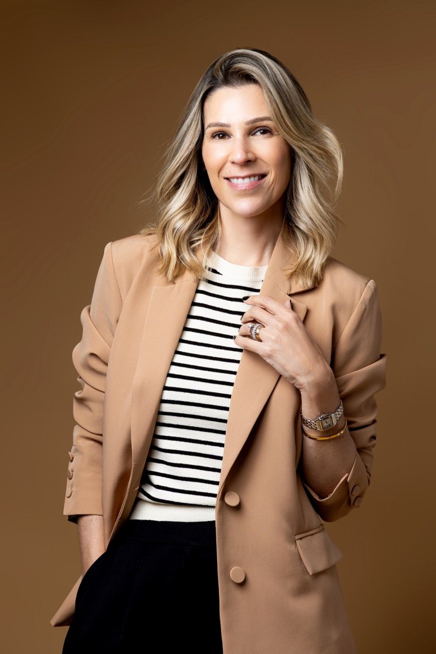 Marina Gazolla usando blazer caramelo e blusa listrada