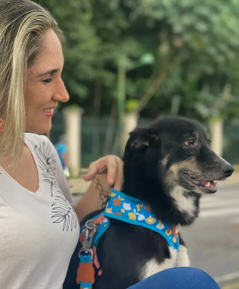 Dra. Thayse Braun com um cachorro