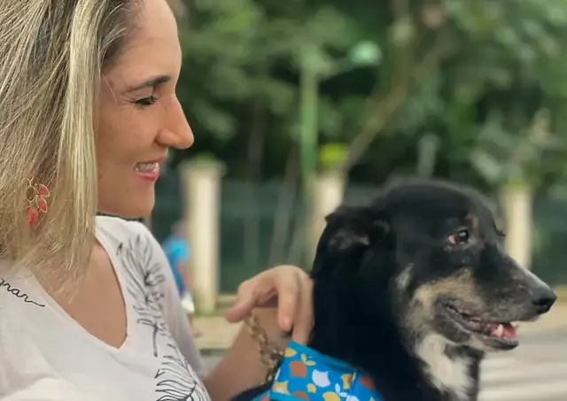 Dra. Thayse Braun com um cachorro