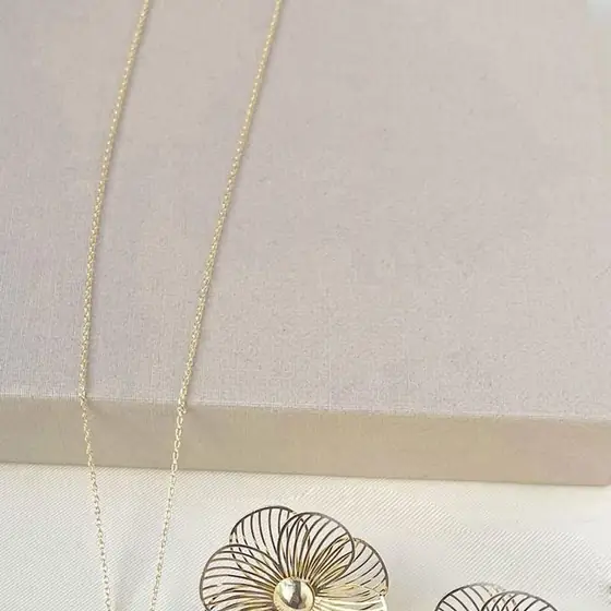 Conjunto colar e brincos de flor Iva Kwan