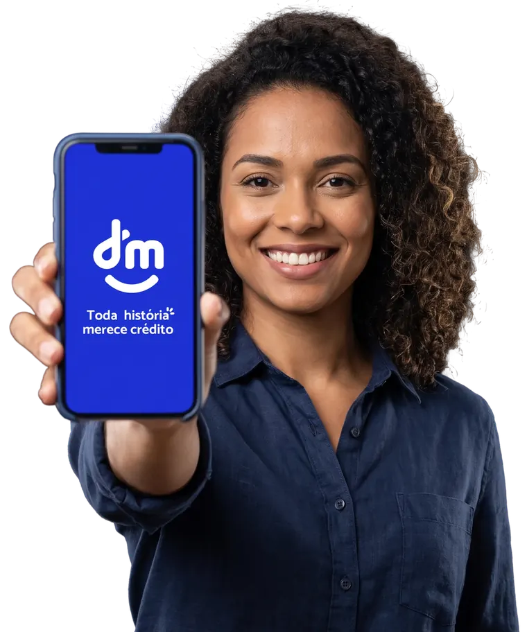 Cliente sorrindo mostrando o app DM Cred aberto no celular