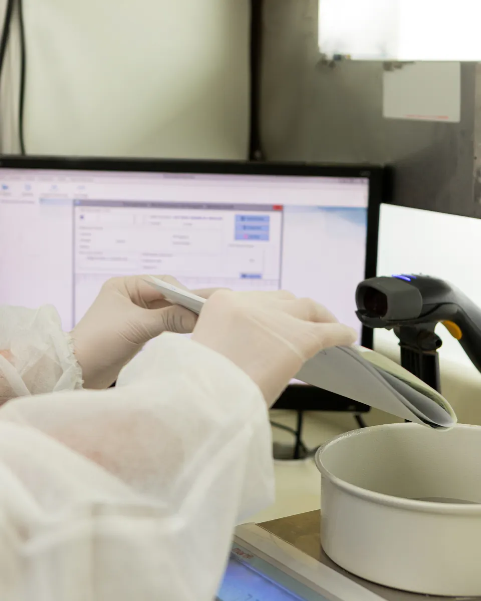 Etapa de preparo e pesagem no laboratório D'Rossi