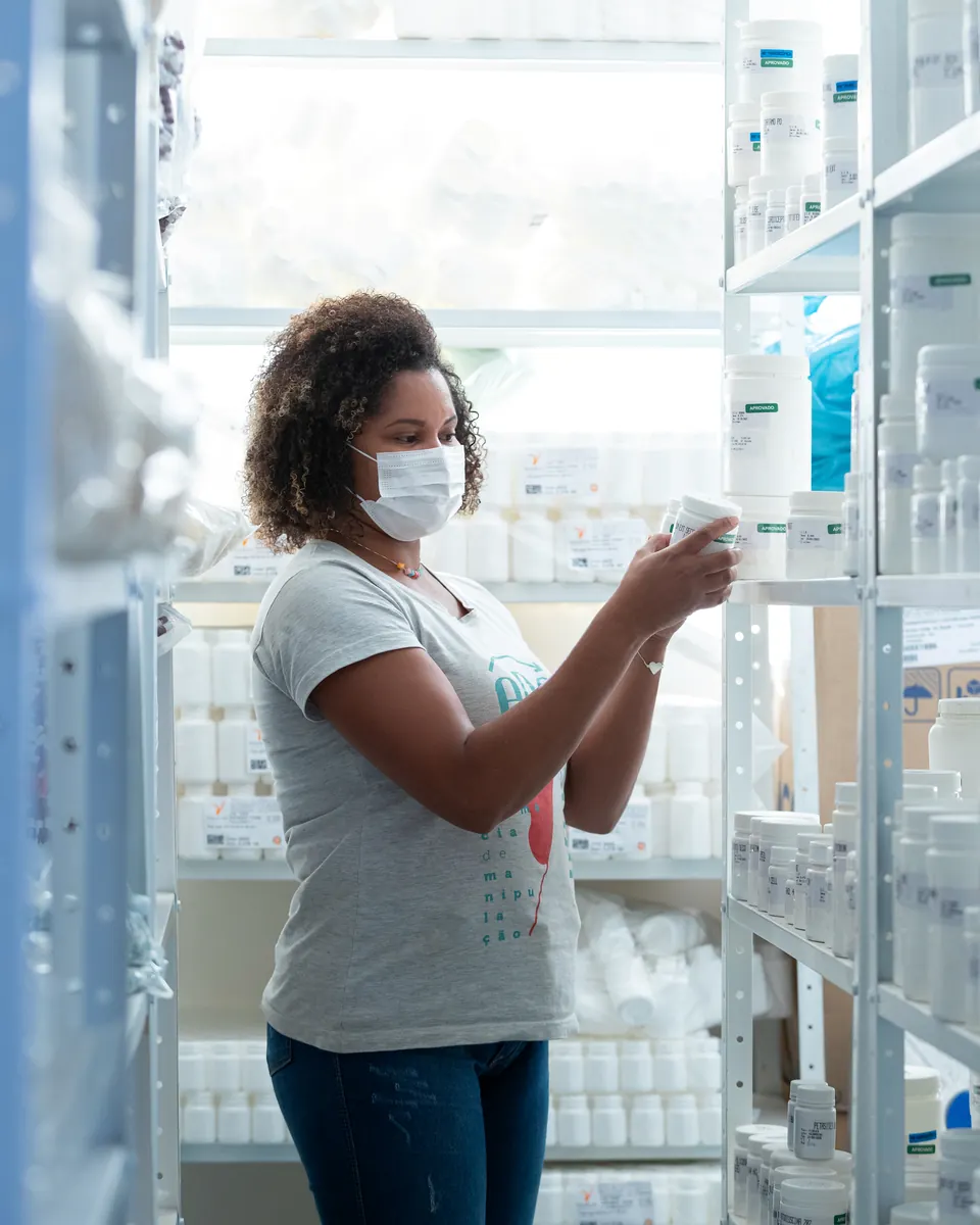 Profissional da D'Rossi no laboratório