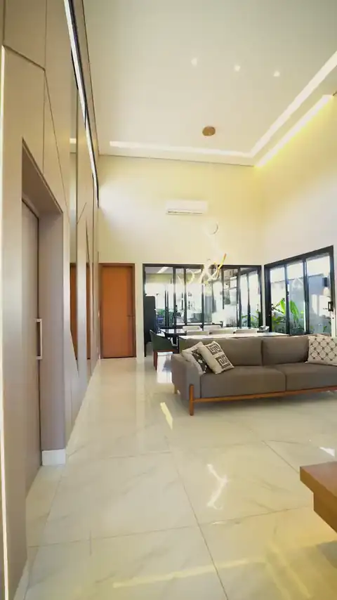 Vídeo do living com pé-direito duplo