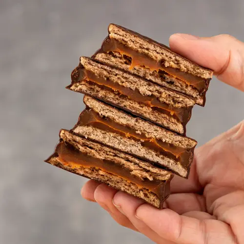 Alfajor Havanna cortado ao meio