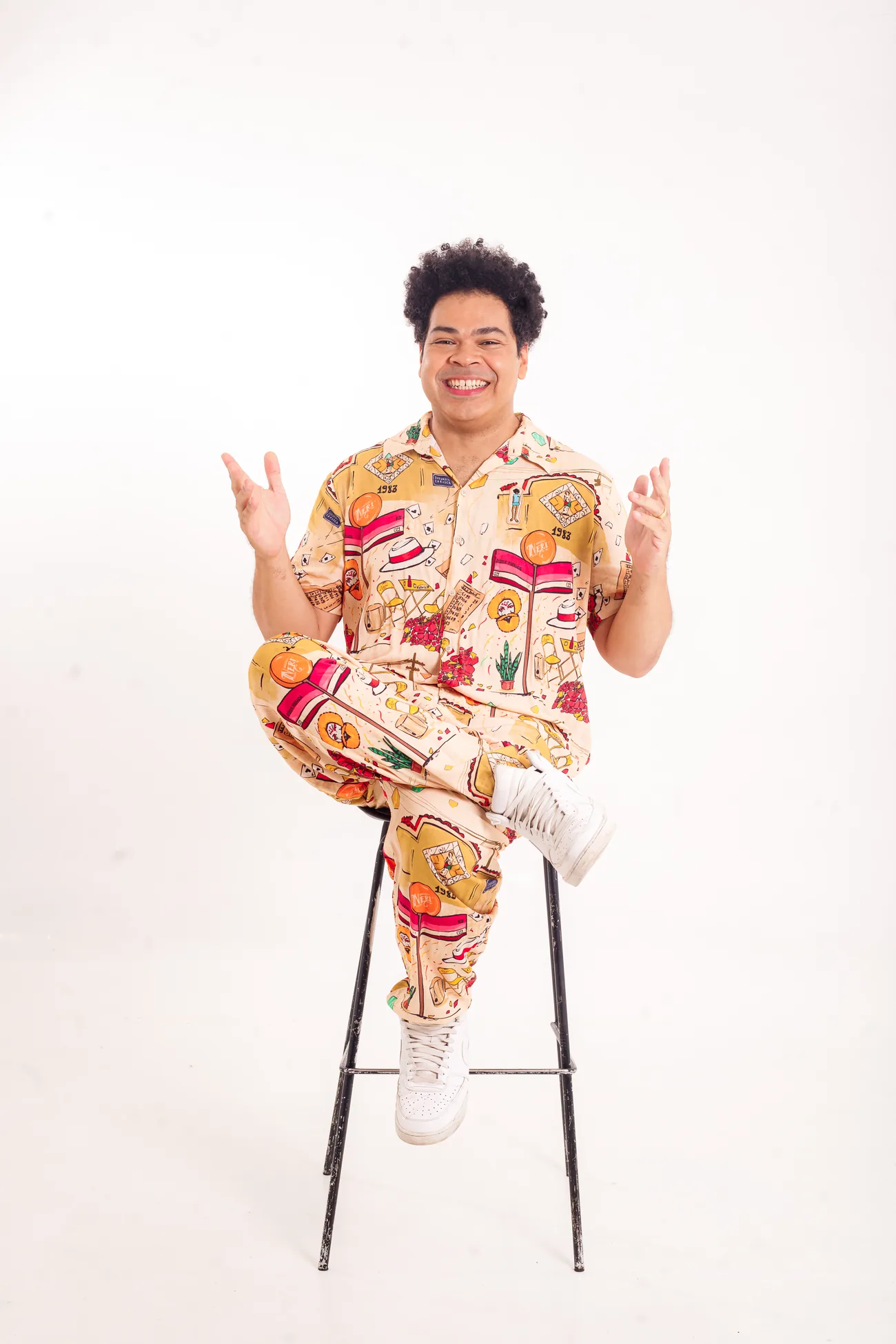 Robson Nunes sentado, sorrindo