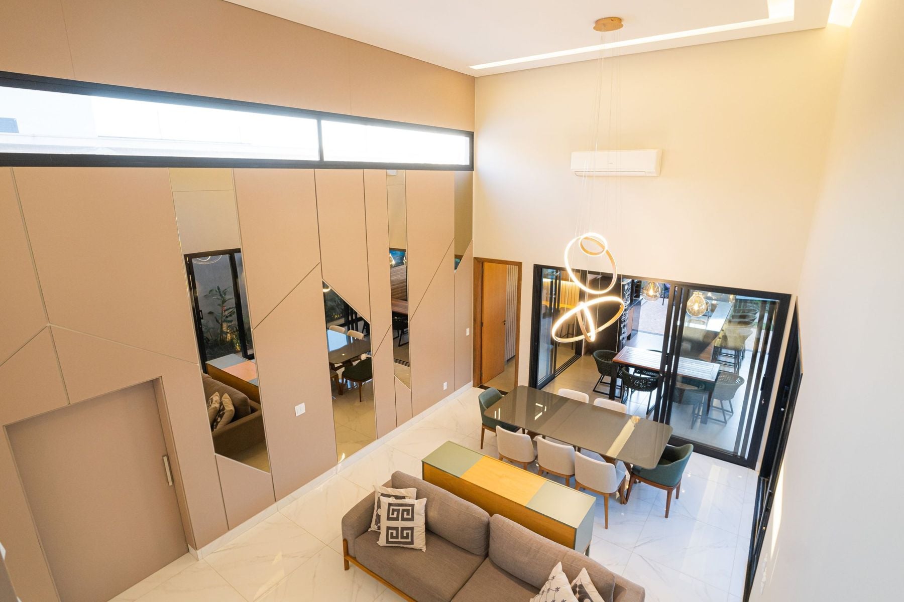 Living integrado com pendente escultural, projeto Quinta dos Ventos