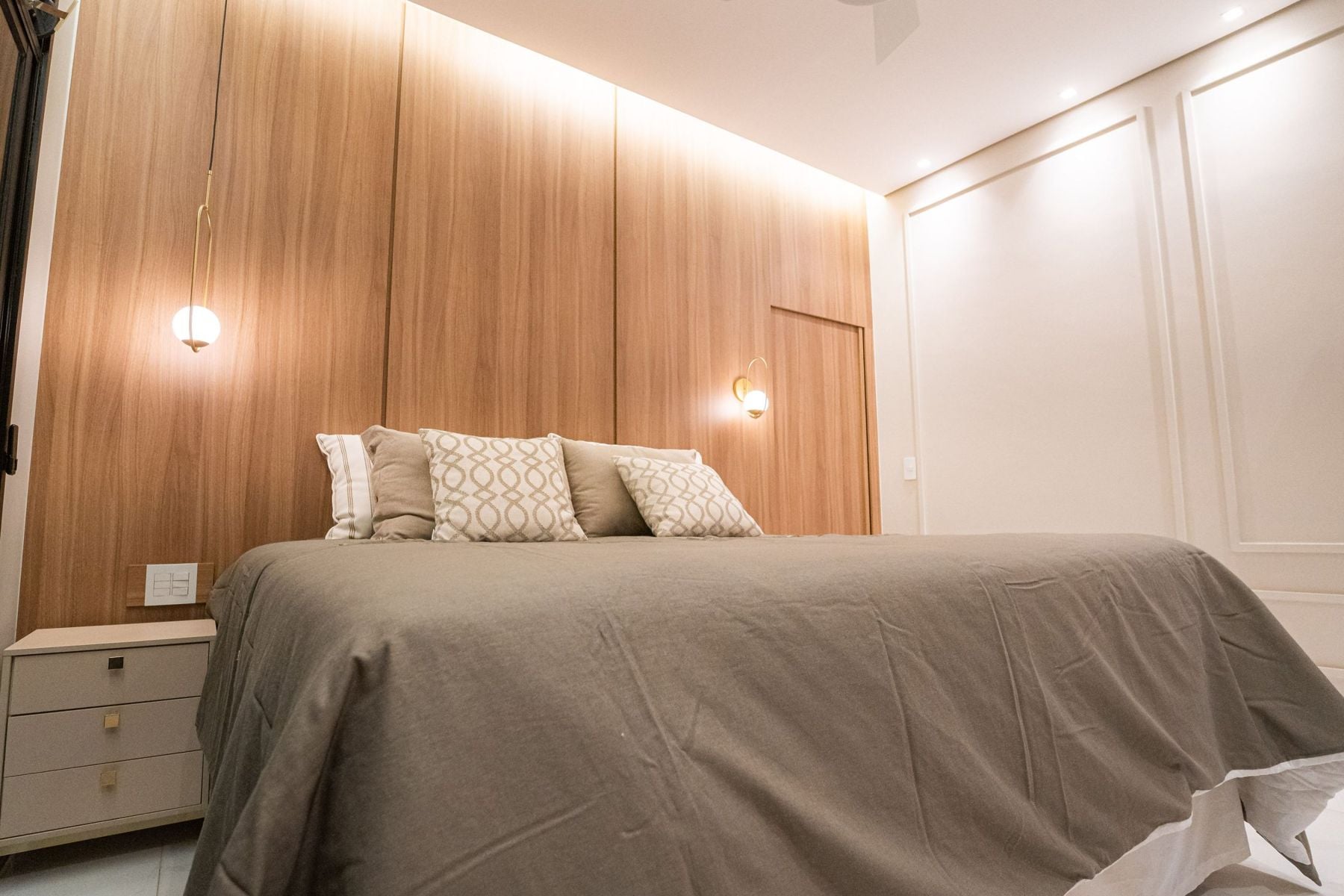 Suíte master com painel em madeira e LED