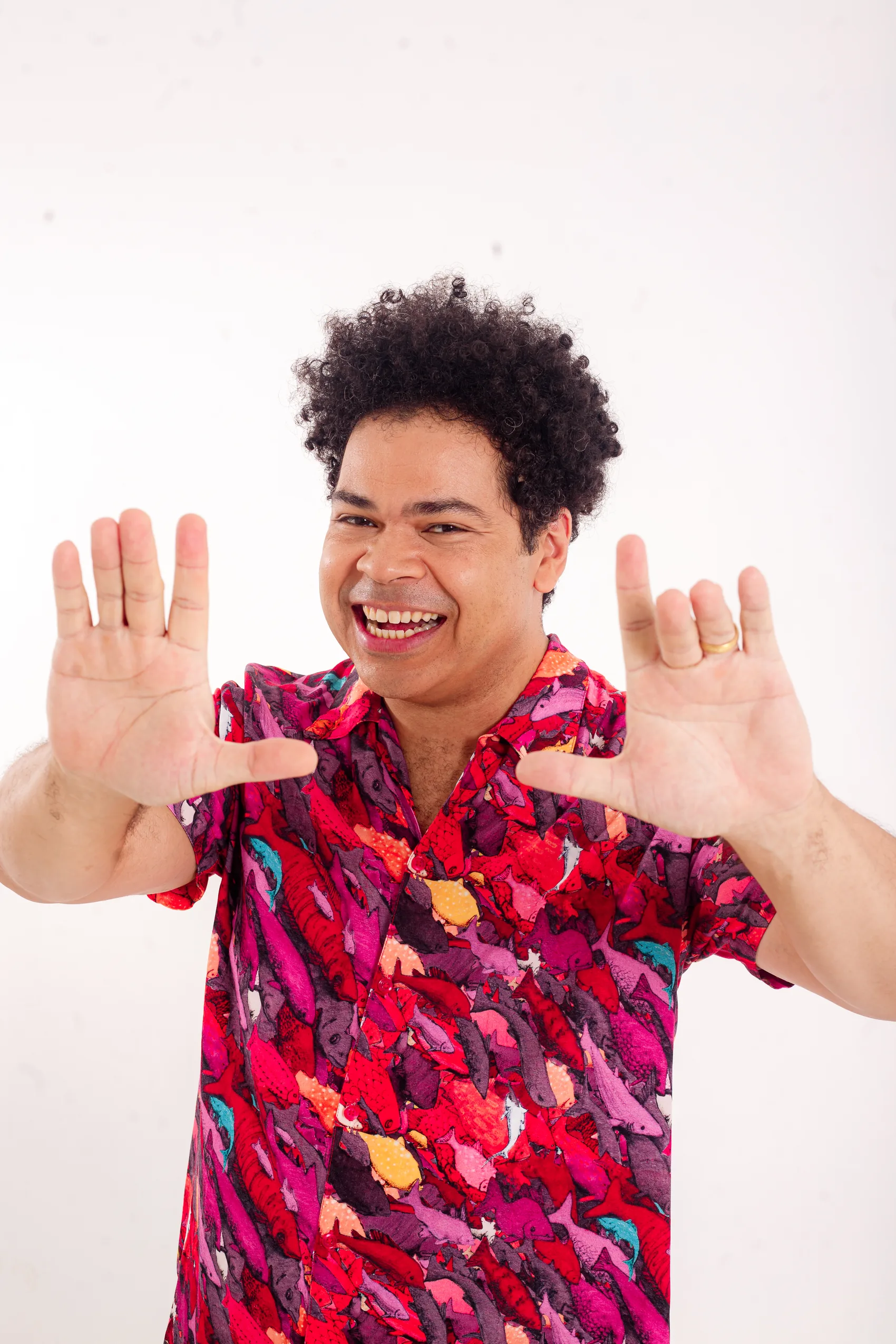 Robson Nunes sorrindo com os braços abertos