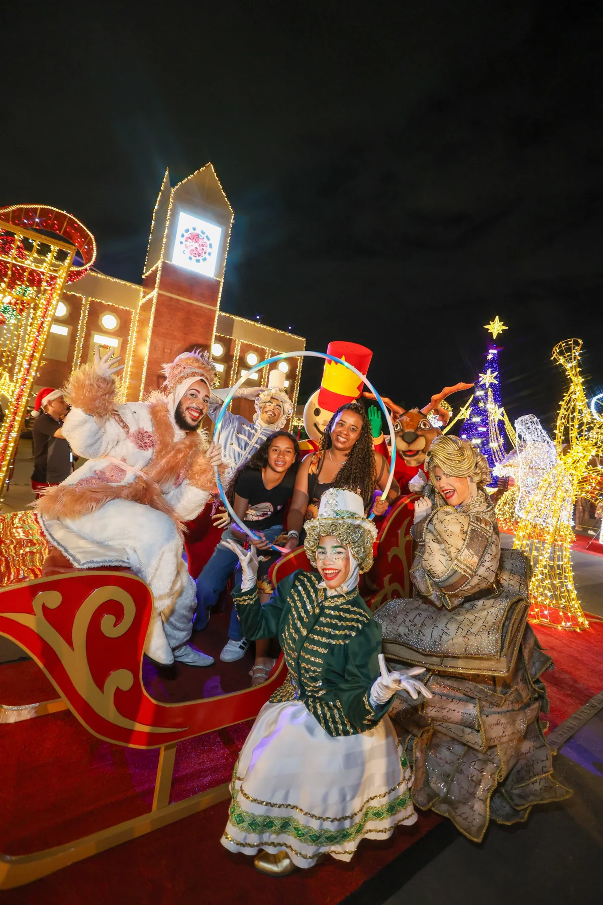 Ambiente iluminado e personagens na Villa de Natal 2025