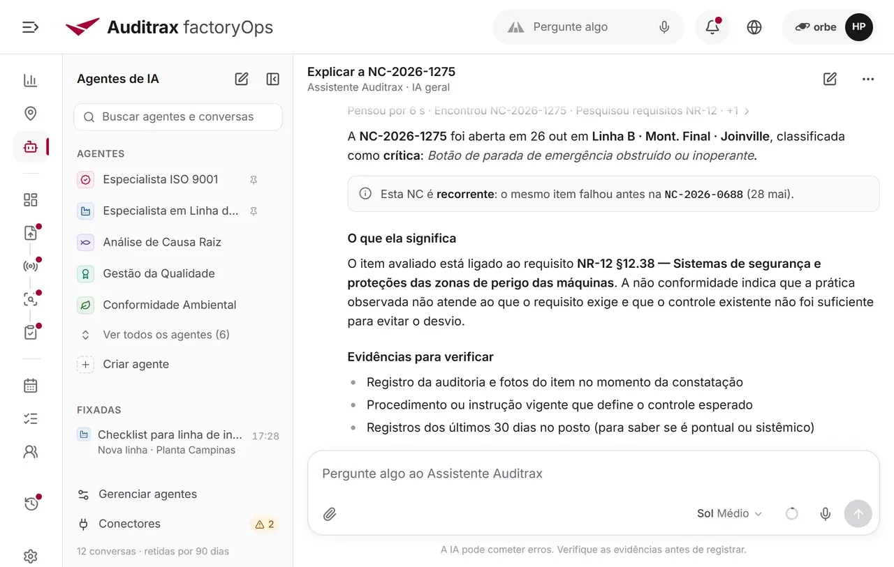 Assistente de IA do Auditrax explicando uma não conformidade crítica, o requisito NR-12 envolvido e os próximos passos