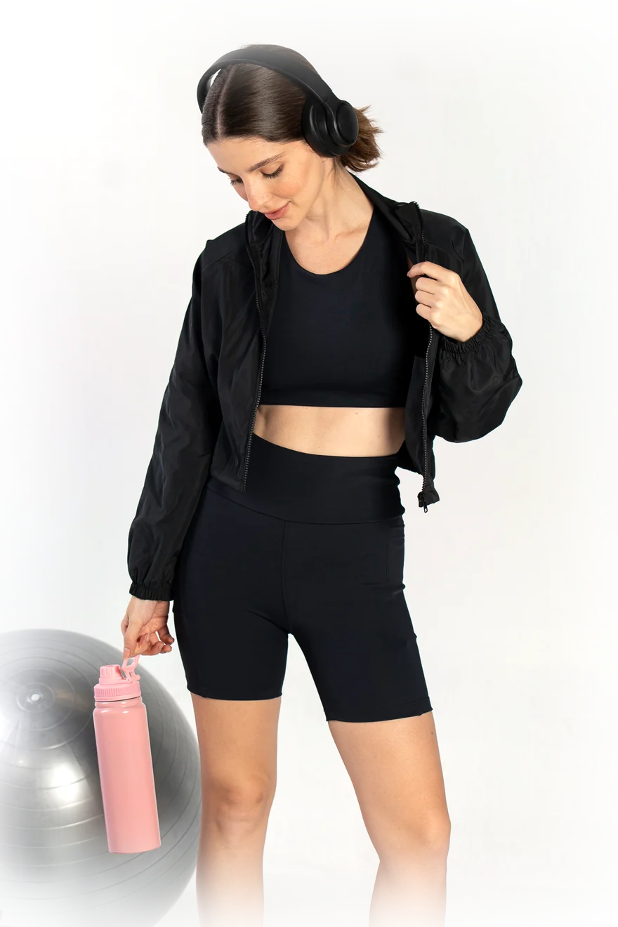 Modelo vestindo jaqueta e conjunto Aerena Fitness