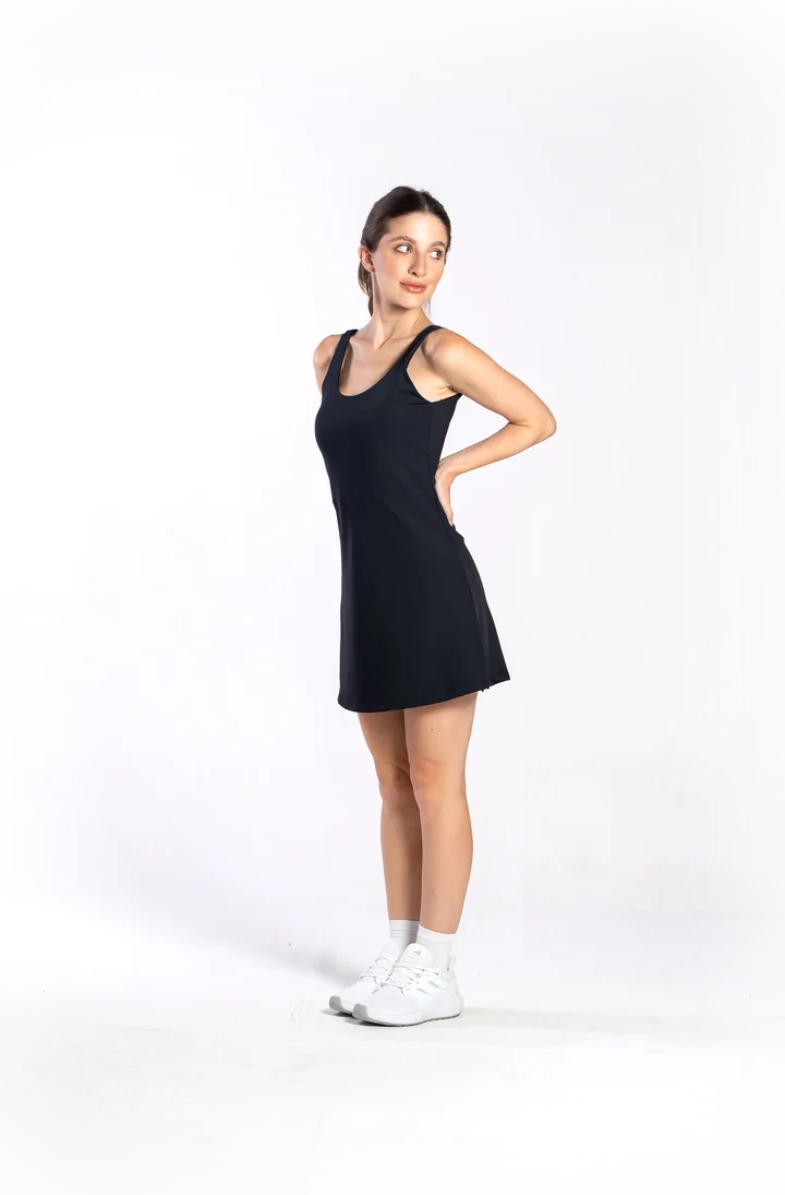 Modelo vestindo vestido preto
