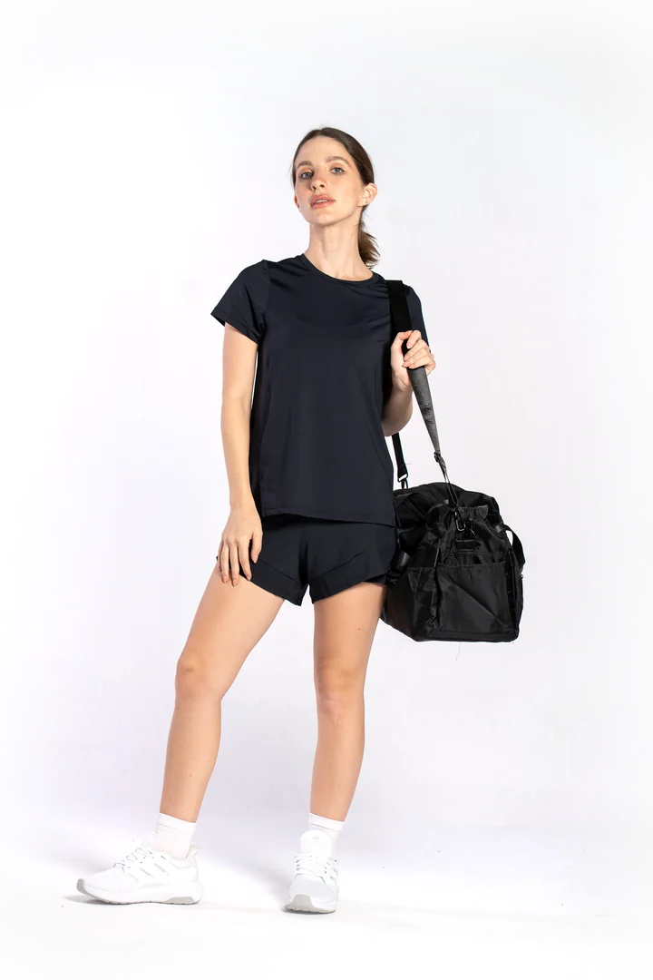 Modelo vestindo camiseta fit fenda preta