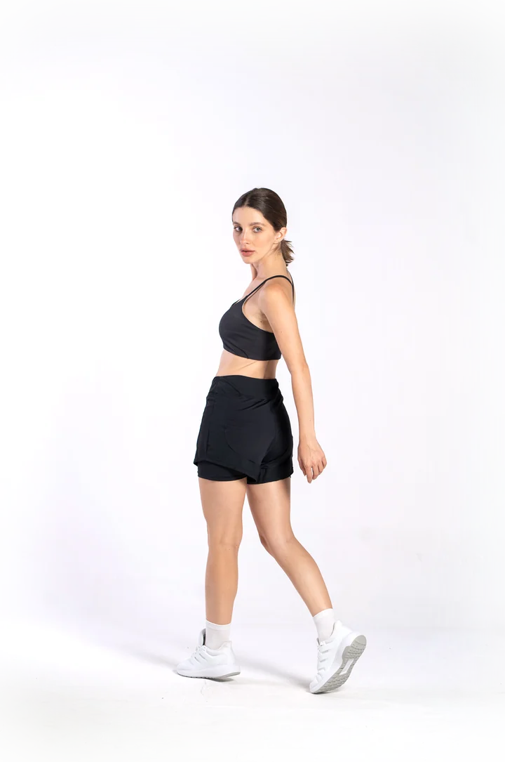 Modelo vestindo shorts running preto