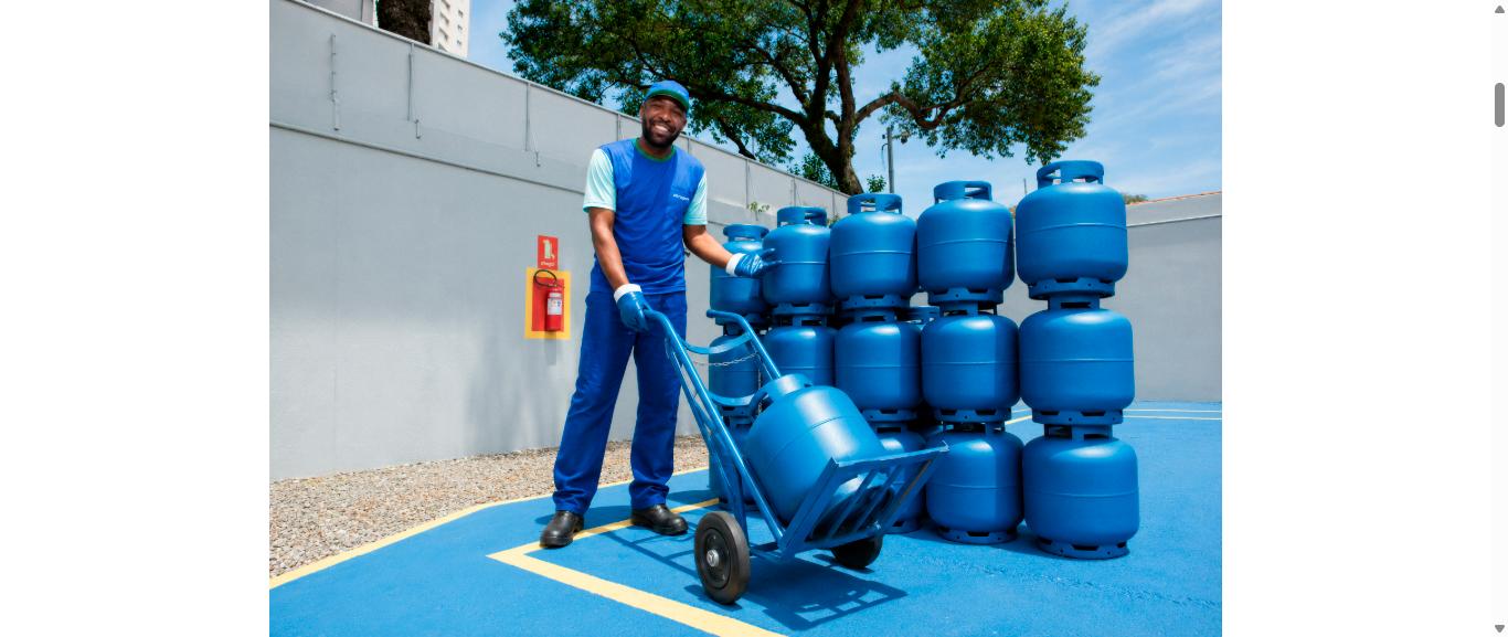 Profissional Ultragaz em operação com botijões
