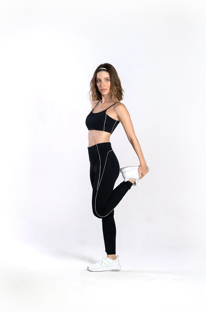 Modelo vestindo top e calça vivos na cor preta