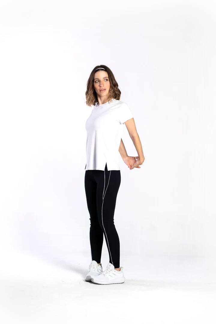 Modelo vestindo camiseta fit fenda branca