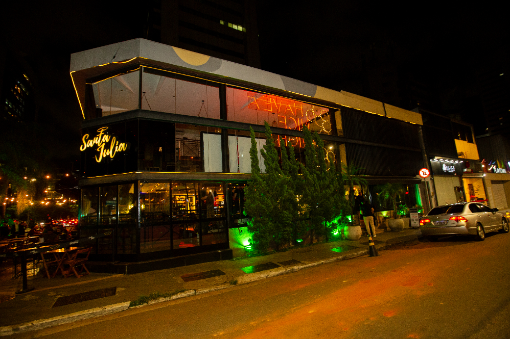Santa Julia iluminado à noite