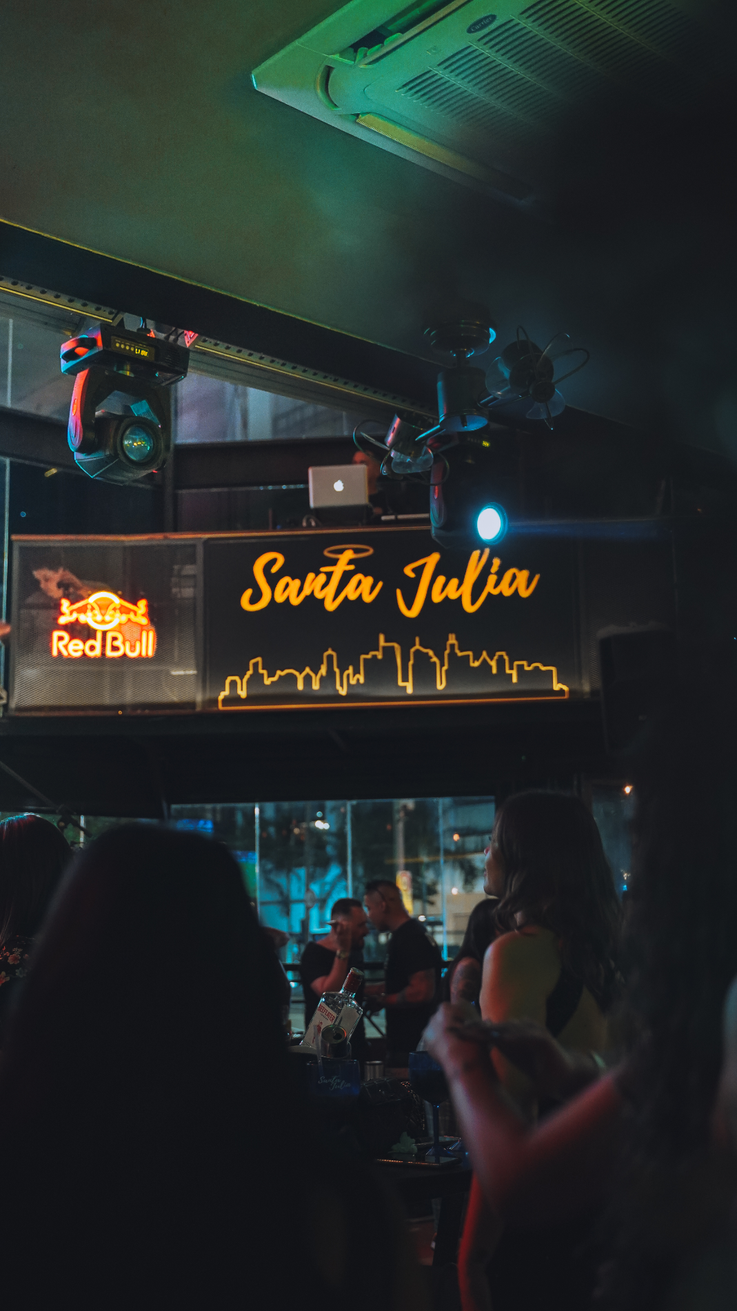 Fachada iluminada do Santa Julia à noite