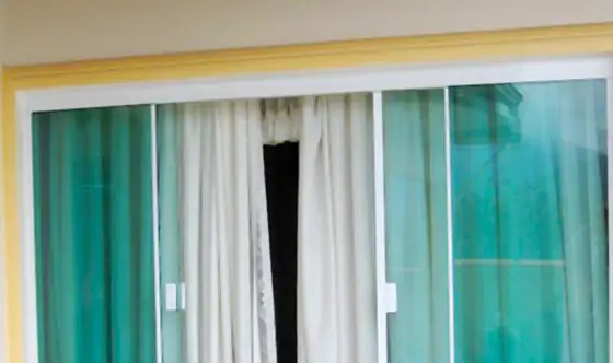 Janela de vidro de correr em quarto