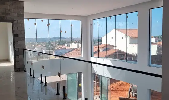 Guarda-corpo de vidro em mezanino