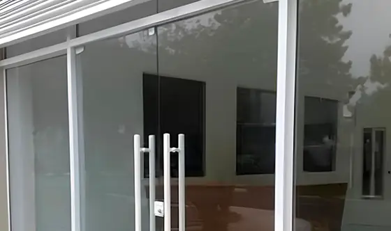 Porta de vidro com puxador de inox