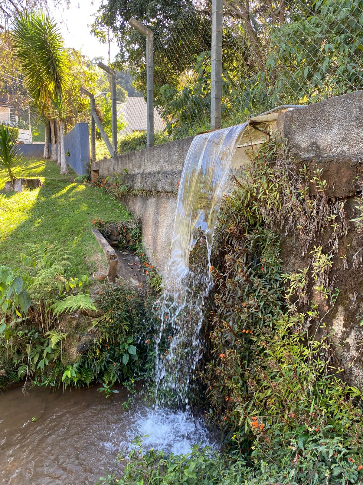 Cascata no jardim da pousada