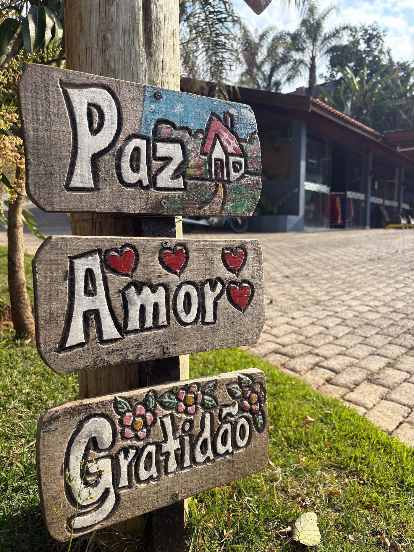 Placa Paz e Amor no jardim