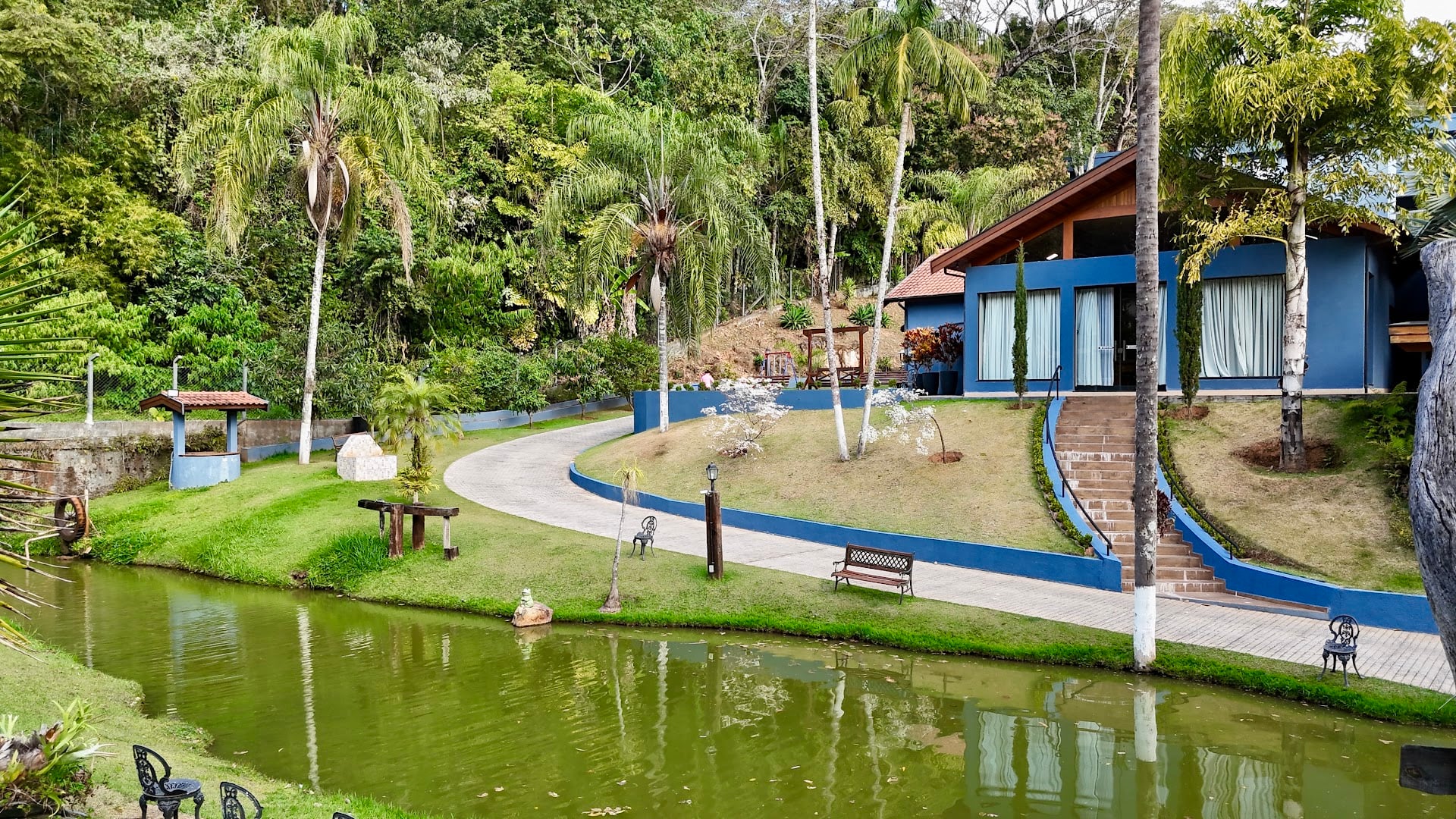 Vista aérea da Pousada Recanto da Cascata com piscina e jardim