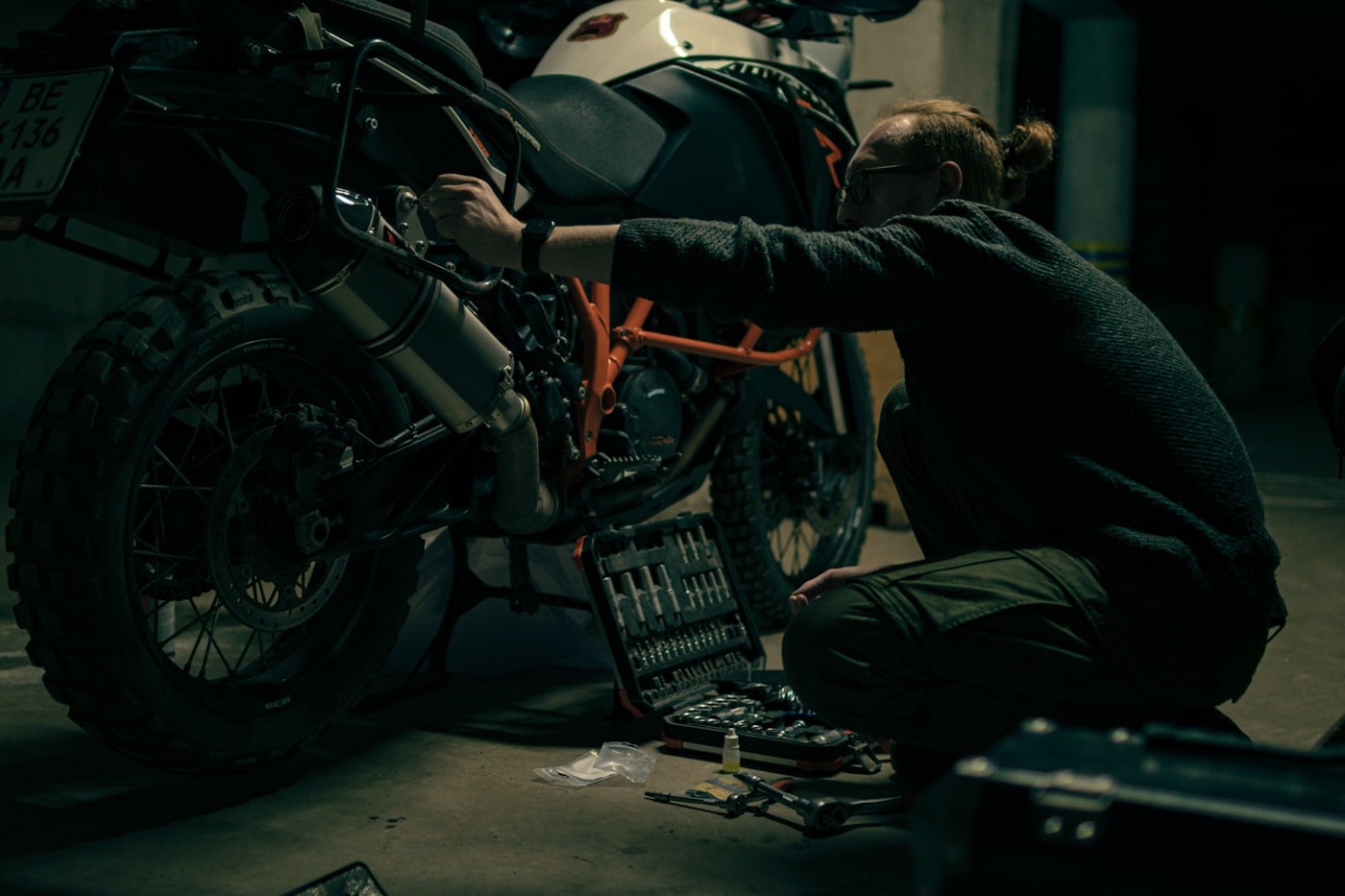 Mecânico fazendo manutenção em moto na oficina