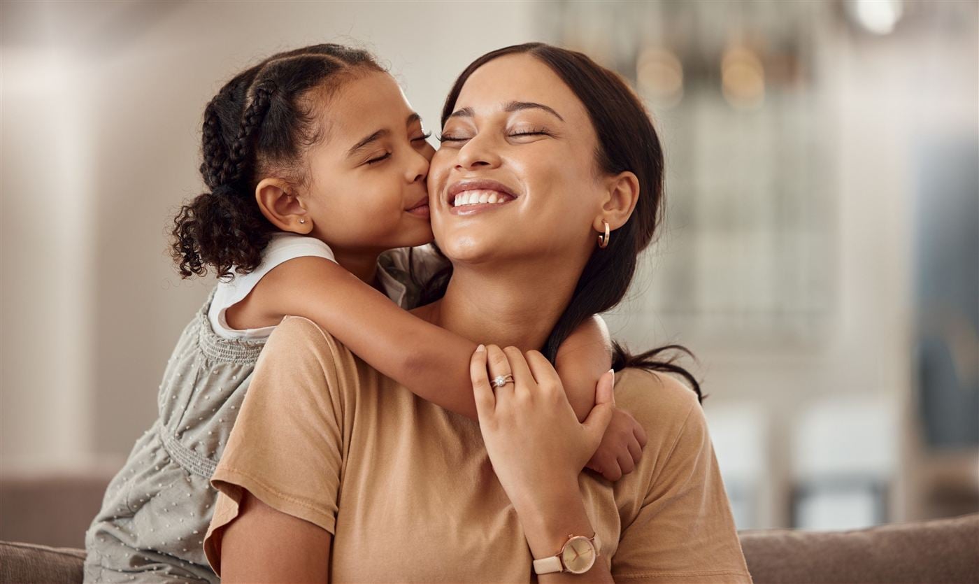 Mãe e filha se abraçando com carinho