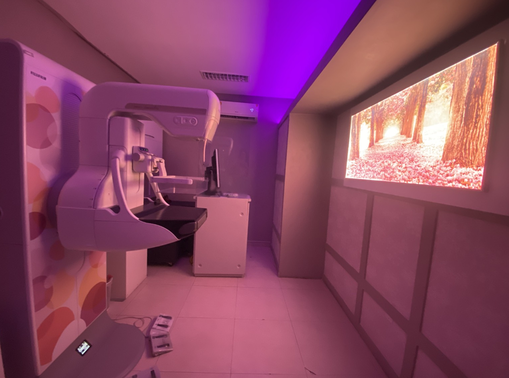 Sala real de mamografia da Medicine Imagem, com o equipamento AMULET Innovality e projeção de uma paisagem na parede