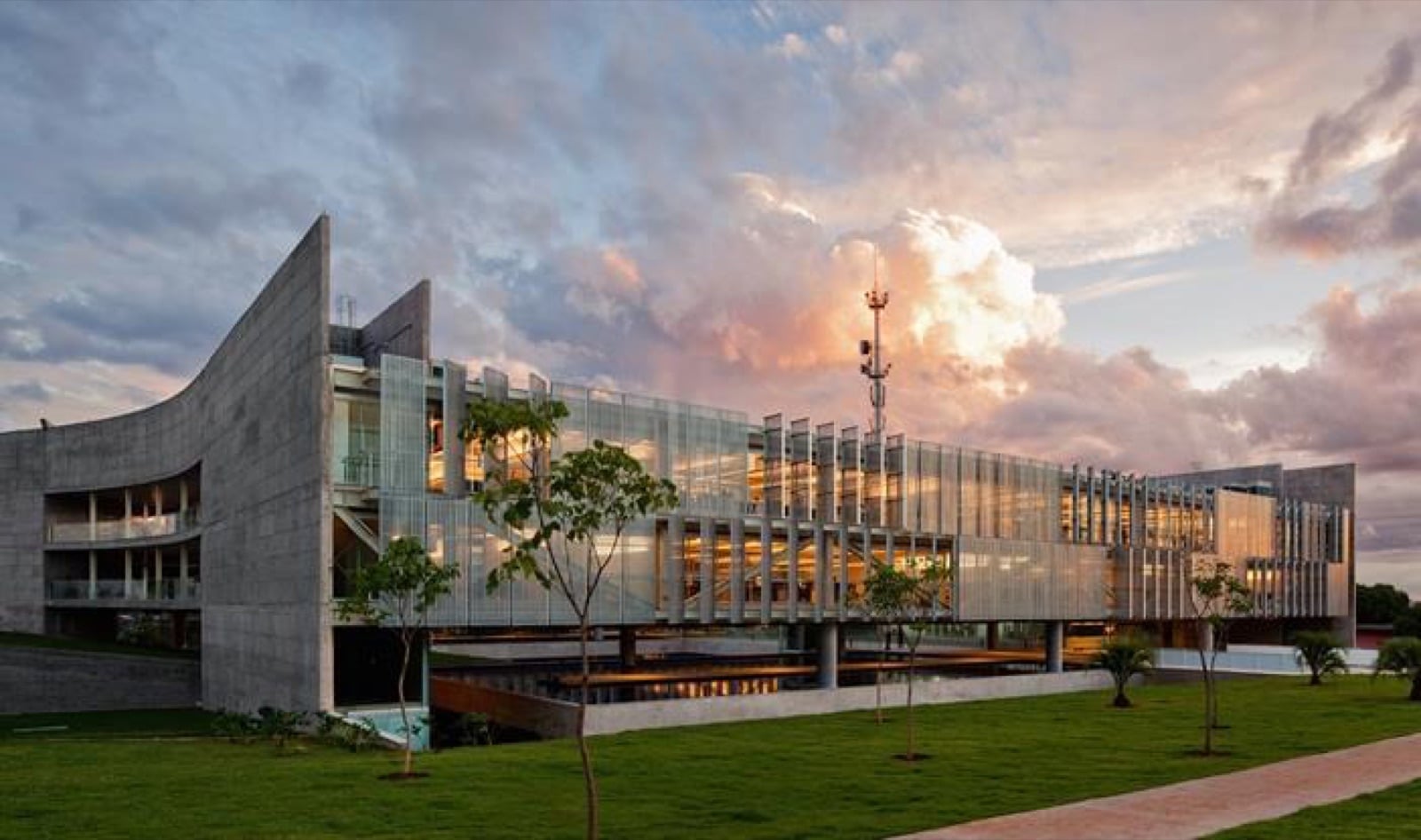 Arquitetura contemporânea de Brasília ao entardecer