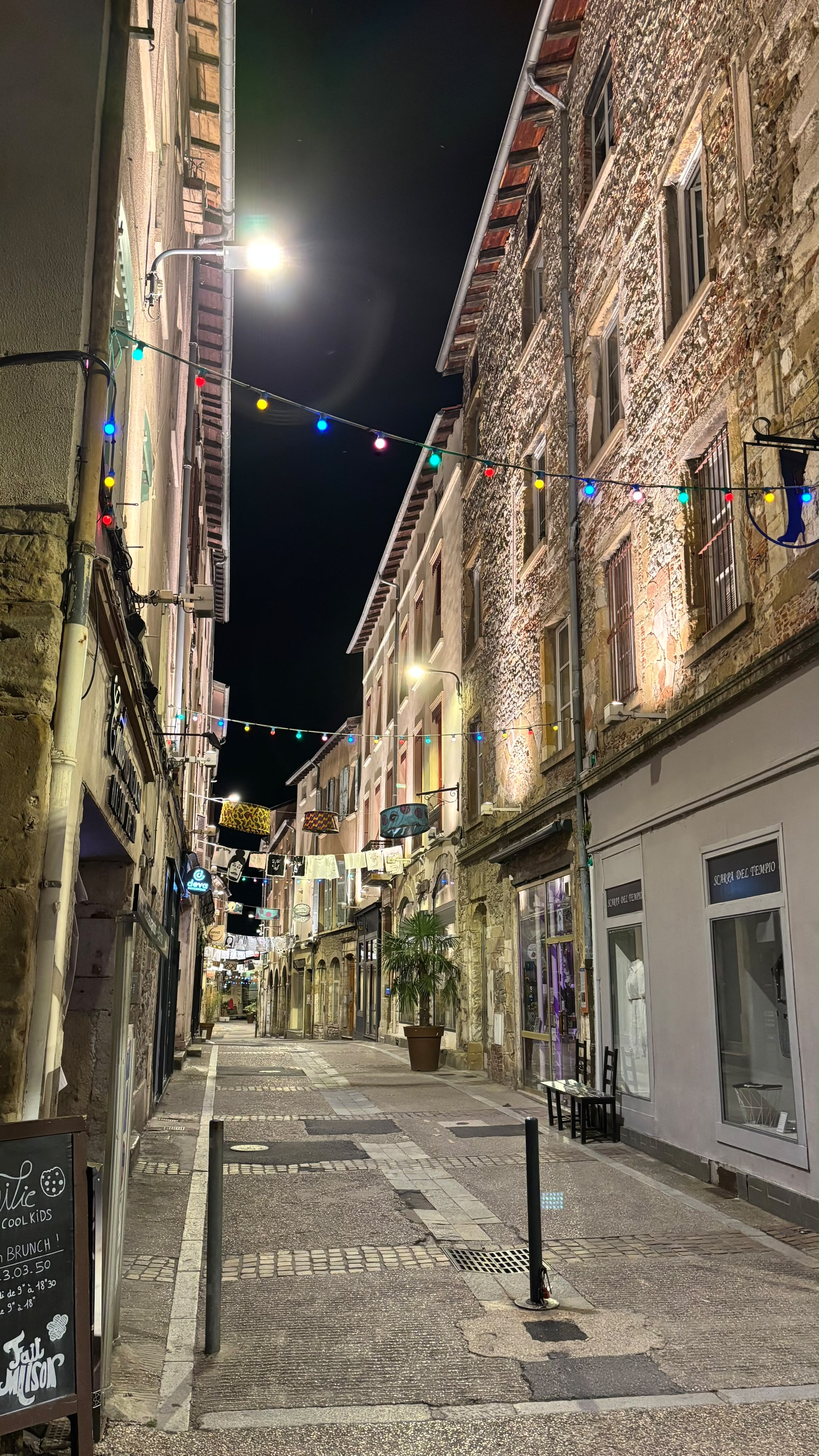 Rua histórica de Vienne à noite