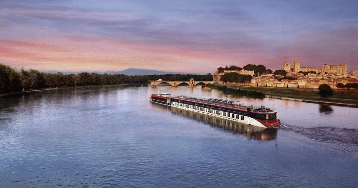 Navio navegando pelo Ródano junto a Arles