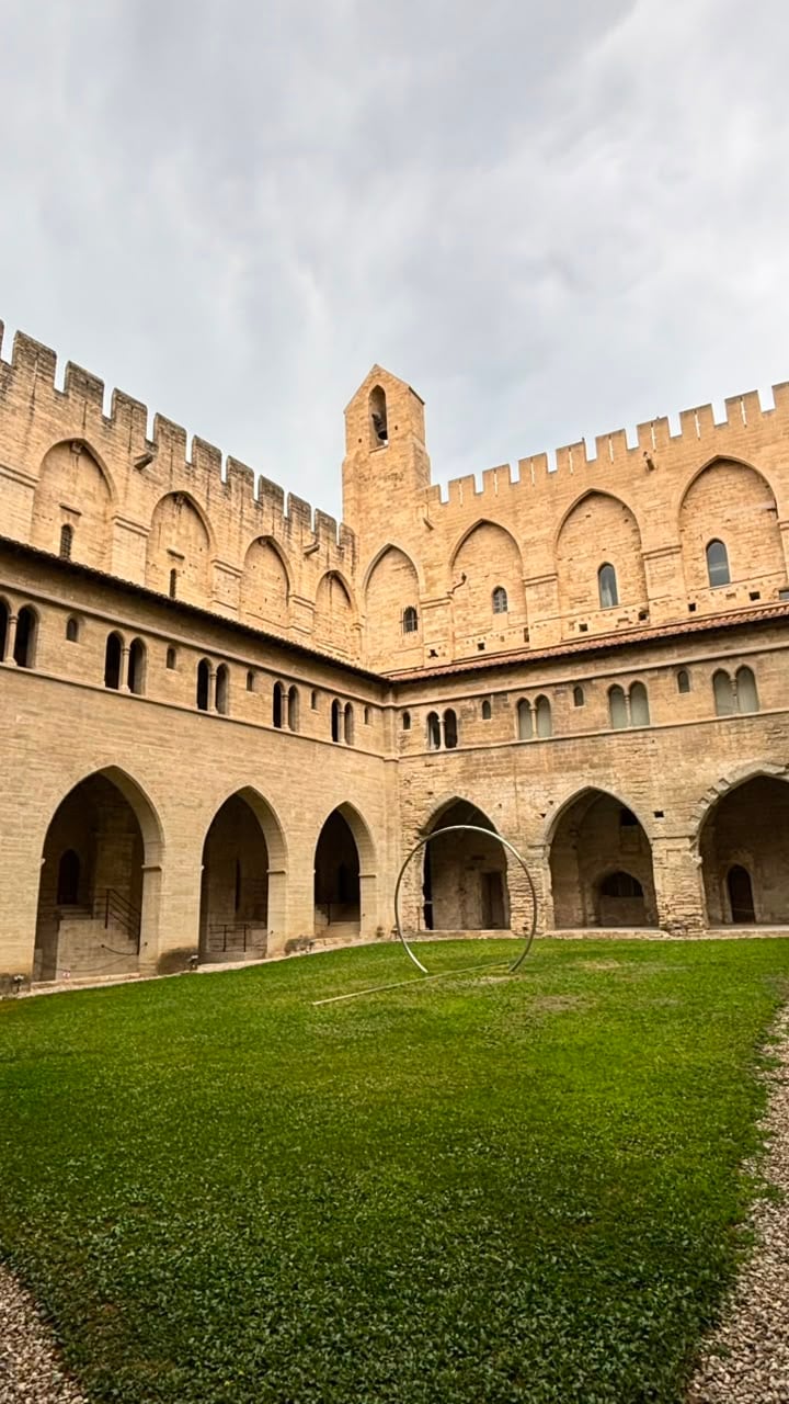 Pátio histórico do Palácio dos Papas em Avignon