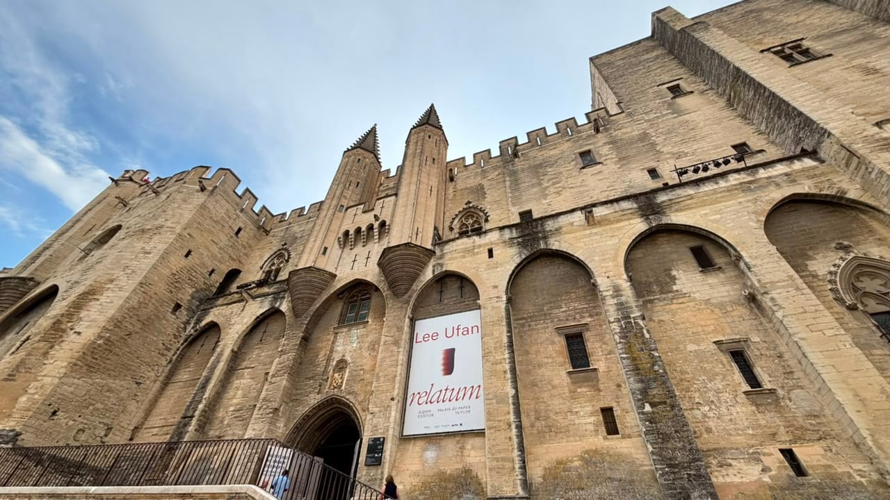 Fachada monumental do Palácio dos Papas em Avignon